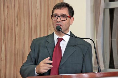 #PraCegoVer: Vereador Danilo Sorroce fala ao microfone na tribuna da Câmara