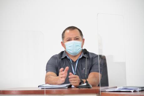 #PraCegoVer: Foto mostra o secretário de Mobilidade Urbana, Marcio Luiz Aprigio, discursando na Câmara. Ele usa máscara como medida de prevenção à Covid-19. 