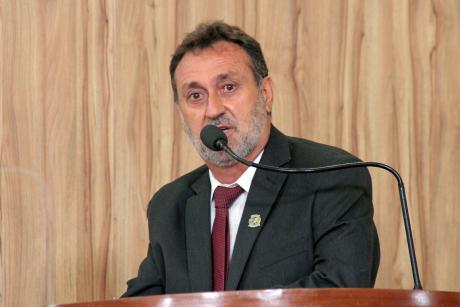 #PraCegoVer: Vereador Edinho Garcia fala ao microfone na tribuna do plenário da Câmara.