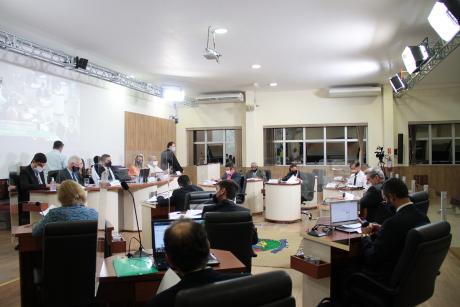 #PraCegoVer: Foto mostra o plenário da Câmara com os vereadores sentados em seus lugares.