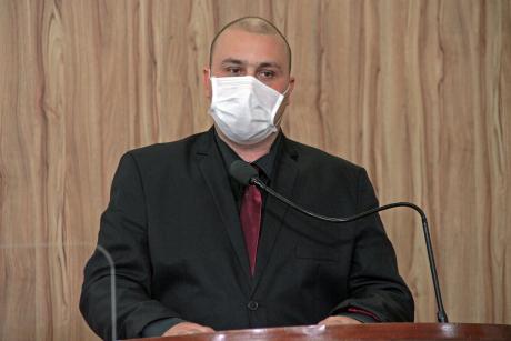 #PraCegoVer: Vereador Thiago Samasso discursa na tribuna da Câmara. Ele usa máscara e fala ao microfone. 