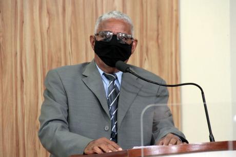 #PraCegoVer: Vereador Tunico discursa na tribuna da Câmara. Ele usa máscara e fala ao microfone. 