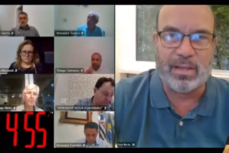 #PraCegoVer: Imagem da tela de videoconferência mostra momento em que o vereador César Rocha fala na sessão virtual. O rosto dela ocupa metade da tela; a outra metade é ocupada pelos rostos de outros vereadores. 
