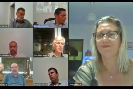 #PraCegoVer: Imagem da tela de videoconferência mostra momento em que a vereadora Simone Bellini fala na sessão virtual. O rosto dela ocupa metade da tela; a outra metade é ocupada pelos rostos de outros vereadores. 