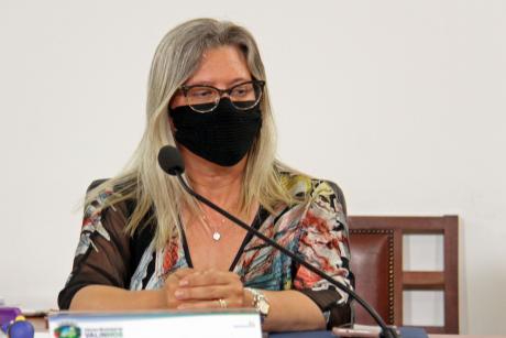 #PraCegoVer: Foto mostra a vereadora Simone Bellini sentada em seu lugar durante a sessão ordinária.