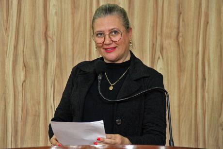#PraCegoVer: foto mostra a vereadora Simone Bellini discursando na tribuna da Câmara.
