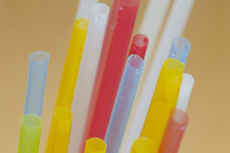 #PraCegoVer: Foto mostra canudos plásticos coloridos.