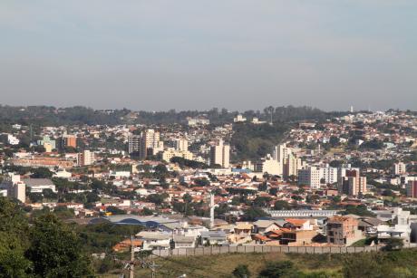 #PraCegoVer: Foto mostra vista parcial da cidade de Valinhos, casas e prédios.