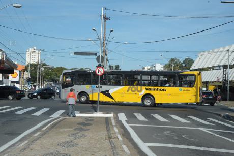 #PraCegoVer: Foto de divulgação da Prefeitura mostra ônibus coletivo da cidade cruzando avenida em frente à rodoviária.