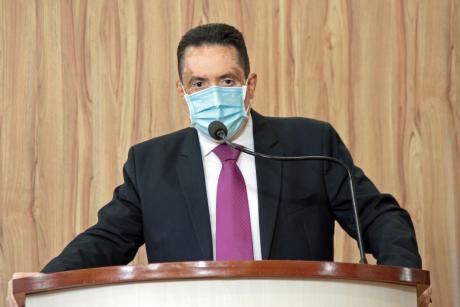 #PraCegoVer: Vereador Fábio Damasceno fala ao microfone na tribuna do plenário da Câmara. Ele usa máscara.