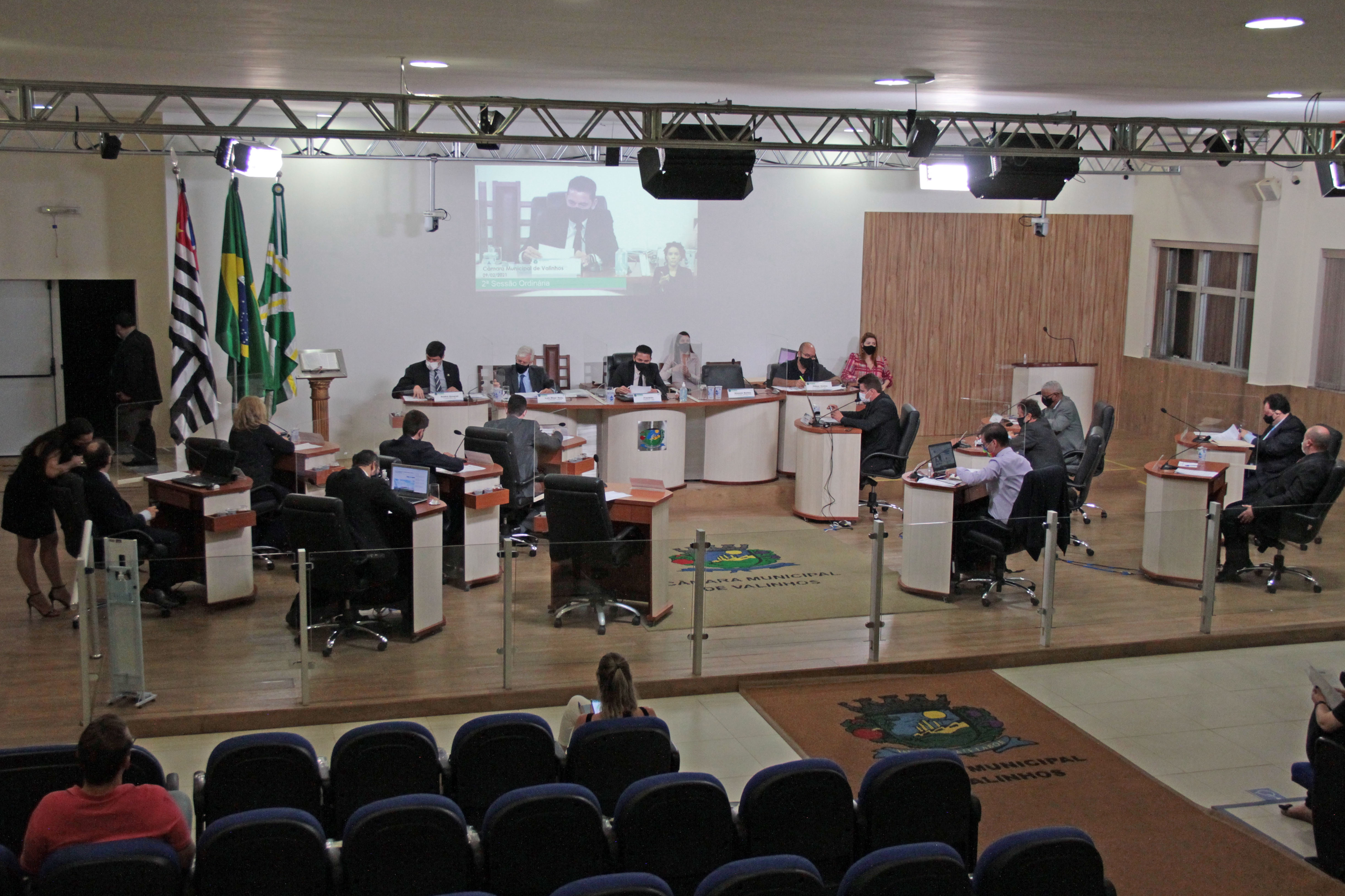 #PraCegoVer: Foto mostra o plenário visto de cima, com os vereadores sentados em seus lugares.