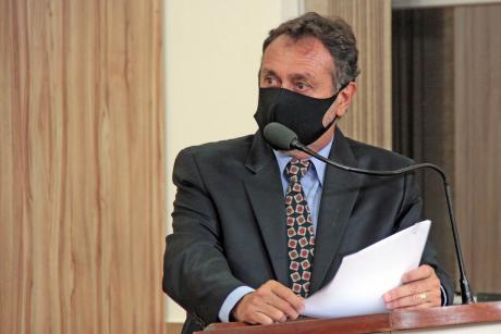 #PraCegoVer: Edinho Garcia discursa ao microfone na tribuna da Câmara. Ele usa máscara e segura um papel.
