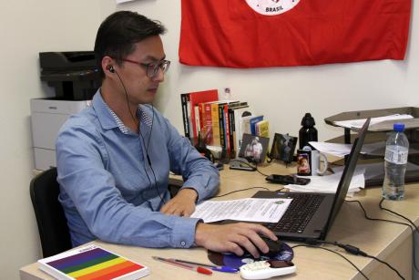 #PraCegoVer:  Vereador Marcelo Yoshida acompanha a sessão de 23/03 partir de um computador portátil em sua mesa