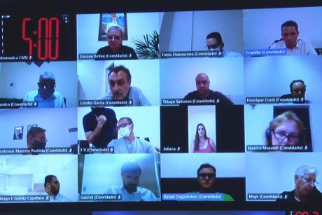 #PraCegoVer: Foto mostra imagem de vereadores e equipe de apoio em quadrantes, no aplicativo de videoconferência, durante teste para a sessão ordinária virtual.