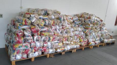 #PraCegoVer: Imagem mostra pilha de sacos com embalagens de alimentos colocadas sobre pallets em uma sala. A foto de cestas básicas foi divulgada em abril de 2021 pela Prefeitura de Valinhos. 