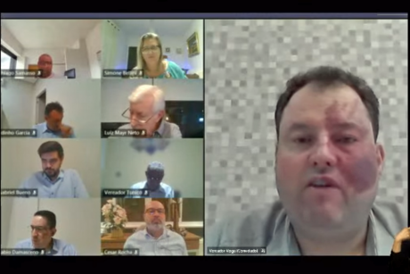 #PraCegoVer: Imagem da tela de videoconferência mostra momento em que o vereador Veiga fala durante a sessão virtual. O rosto dele ocupa metade da tela; a outra metade é ocupada pelos rostos de outros vereadores.