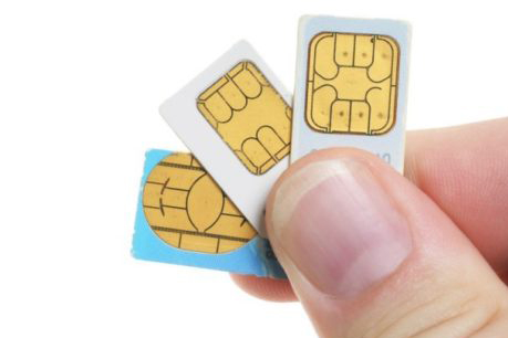 #PraCegoVer: Foto mostra dedos segurando três chips de celular.