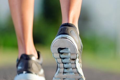 #PraCegoVer: Foto mostra pessoa fazendo caminhada, com detalhe apenas da canela e dos pés, que usam tênis.