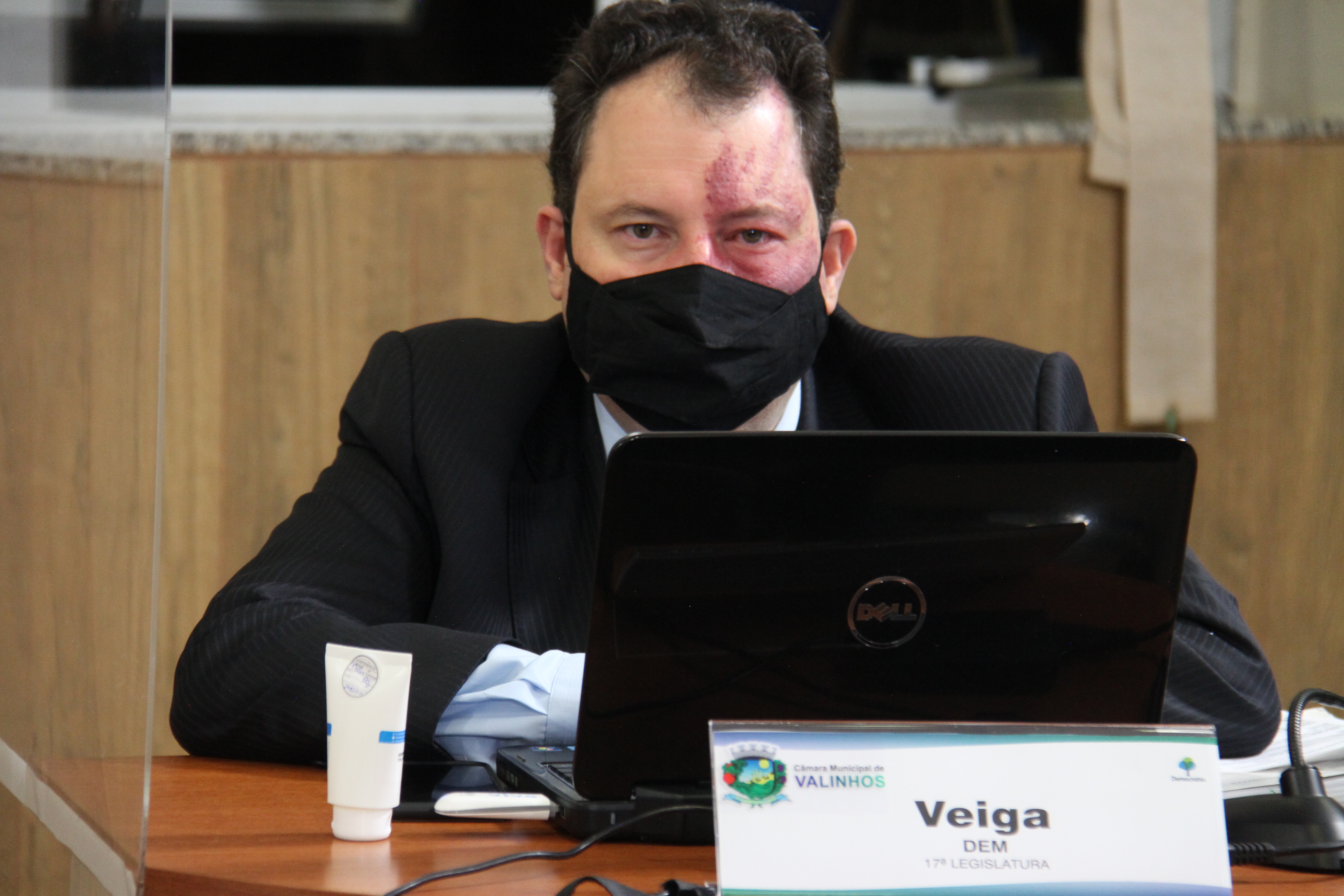 #PraCegoVer: Foto mostra o vereador Veiga sentado em sua mesa, durante a sessão ordinária.