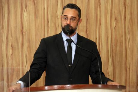 #PraCegoVer: Foto mostra o vereador Alécio Cau discursando na tribuna da Câmara.