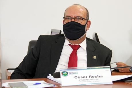 #PraCegoVer: Foto mostra o vereador César Rocha acompanhando a sessão, sentado no plenário.