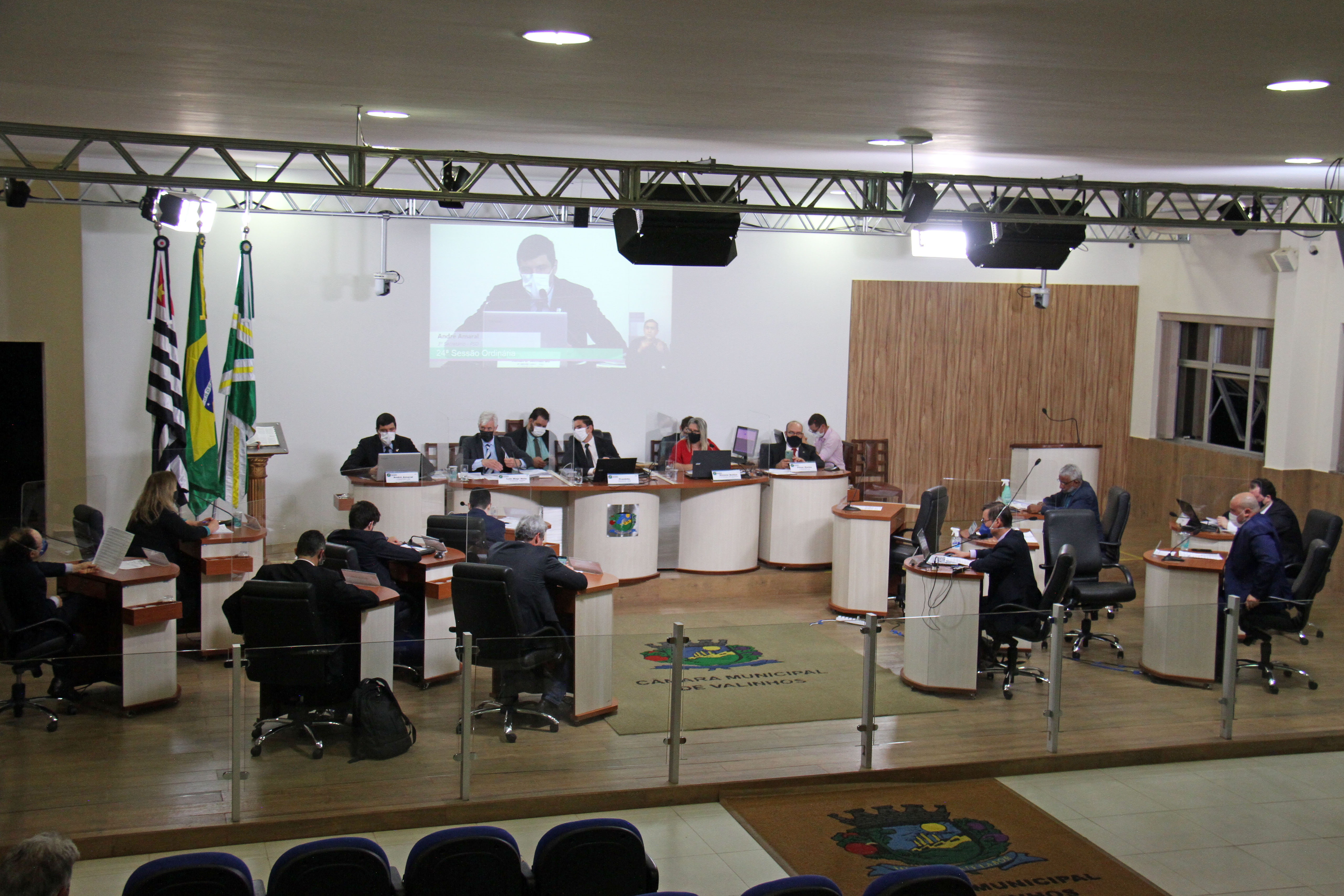 #PraCegoVer: Foto mostra o plenário da Câmara visto de cima com os vereadores sentados em seus lugares, durante a sessão ordinária.