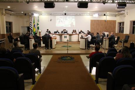 #PraCegoVer: Foto mostra o plenário da Câmara com os vereadores sentados em seus lugares durante a sessão ordinária.