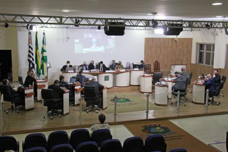 #PraCegoVer: Foto mostra o plenário da Câmara visto de cima com os vereadores sentados em seus lugares.