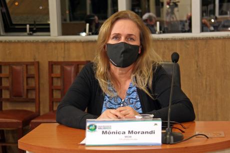 #PraCegoVer: Foto mostra a vereadora Mônica Morandi acompanhando a sessão no plenário.