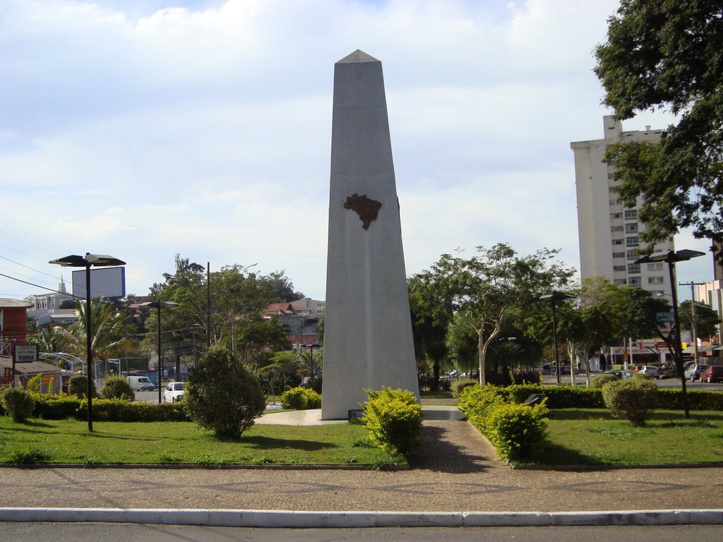 #PraCegoVer: Foto mostra parte da Praça Brasil 500 anos, na região central de Valinhos, com monumento alusivo à data.