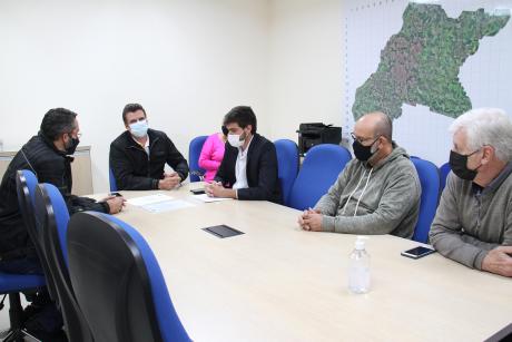 #PraCegoVer: Foto mostra os vereadores Alécio Cau, Rodrigo Toloi, Gabriel Bueno, César Rocha e Mayr, sentados em uma mesa de reuniões.
