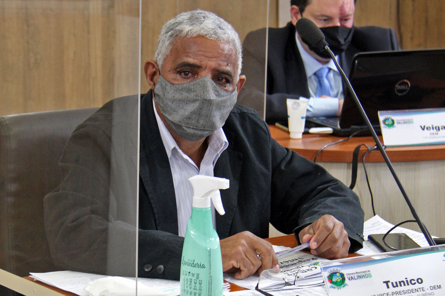 #PraCegoVer: Foto mostra o vereador Tunico acompanhando a sessão ordinária.