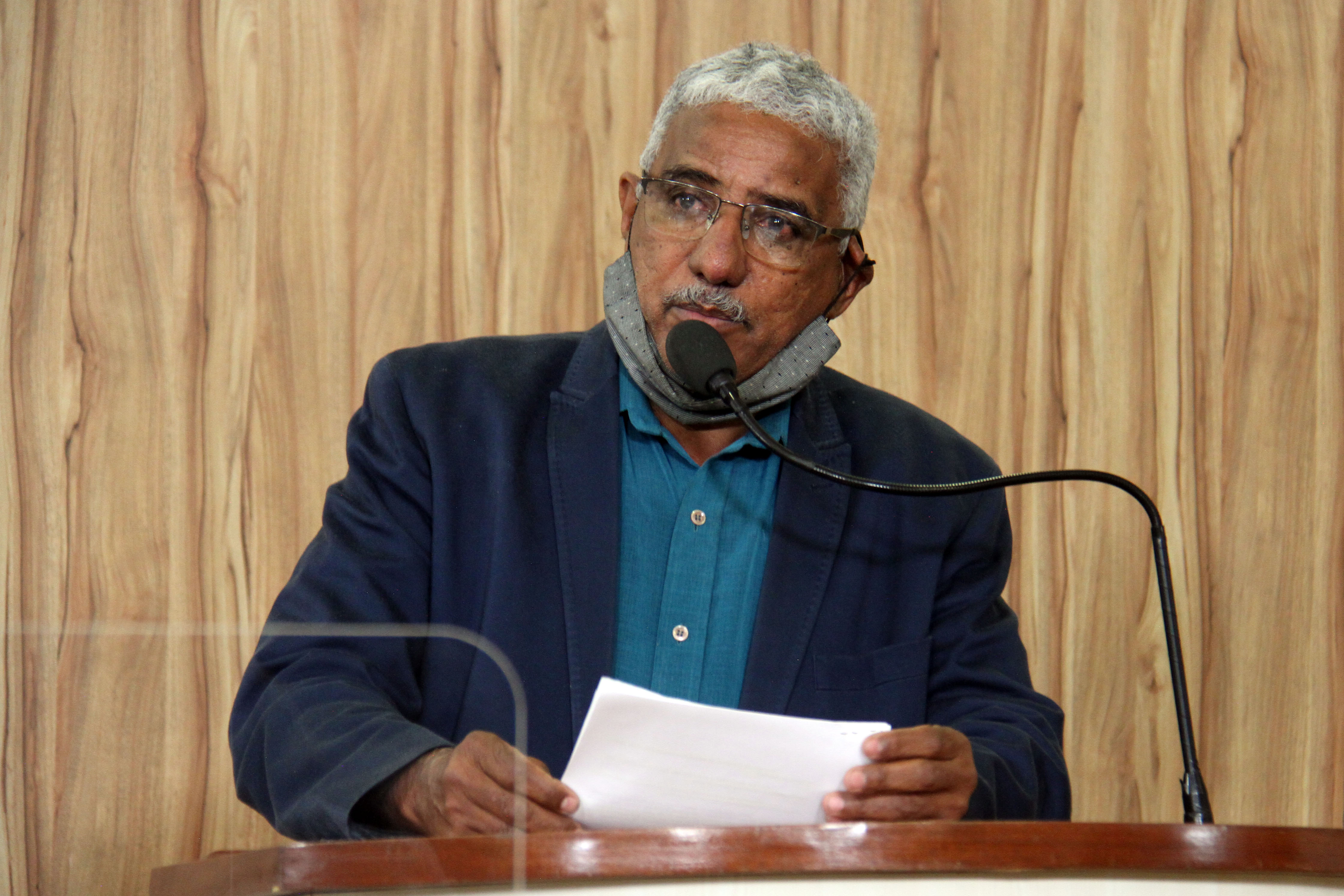 #PraCegoVer: Foto mostra o vereador Tunico discursando na tribuna da Câmara.