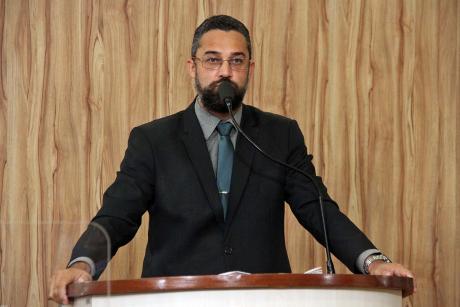 #PraCegoVer: Foto mostra o vereador Alécio Cau discursando na tribuna da Câmara.