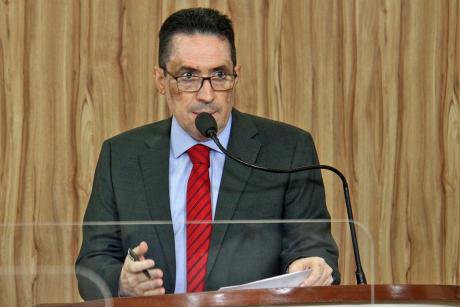 #PraCegoVer: Foto mostra o vereador Fábio Damasceno discursando na tribuna da Câmara.