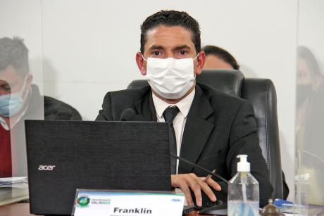 #PraCegoVer: Foto mostra o vereador Franklin presidindo a sessão ordinária. Ele usa máscara como medida de prevenção à Covid-19.