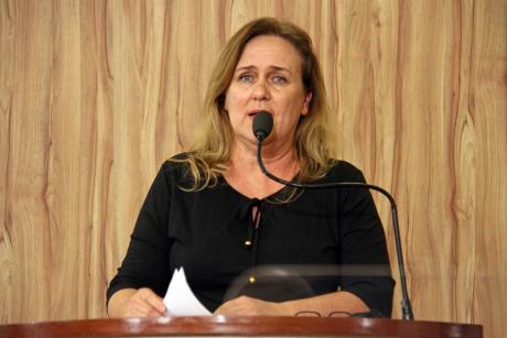#PraCegoVer: Foto mostra a vereadora Mônica Morandi discursando na tribuna da Câmara.