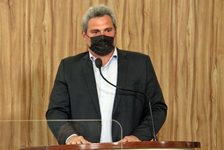 #PraCegoVer: Foto mostra o vereador Salame discursando na tribuna da Câmara