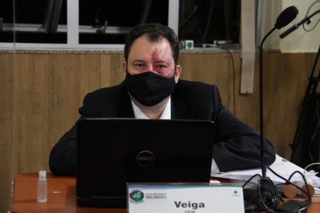 #PraCegoVer: Foto mostra o vereador Veiga durante a sessão ordinária.