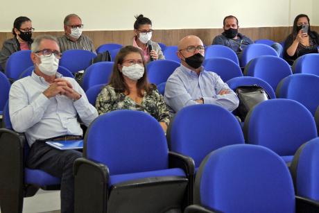 #PraCegoVer: Sete pessoas acompanham audiência pública no plenário da Câmara. Elas usam máscaras e estão sentadas em poltronas. 