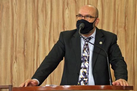 #PraCegoVer: Foto mostra o vereador César Rocha discursando na tribuna da Câmara.