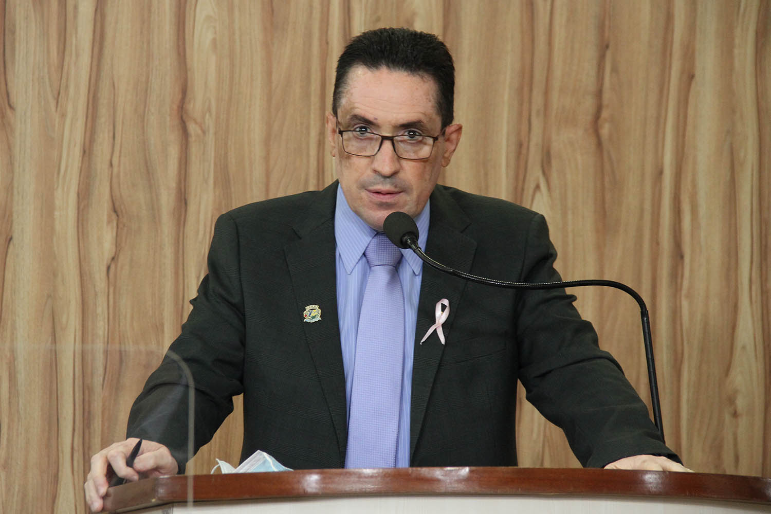 #PraCegoVer: Foto mostra o vereador Fábio Damasceno discursando na tribuna da Câmara.