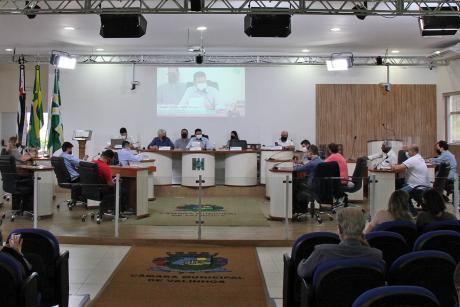 #PraCegoVer: Foto mostra os vereadores sentados em seus lugares no plenário, durante a sessão extraordinária.