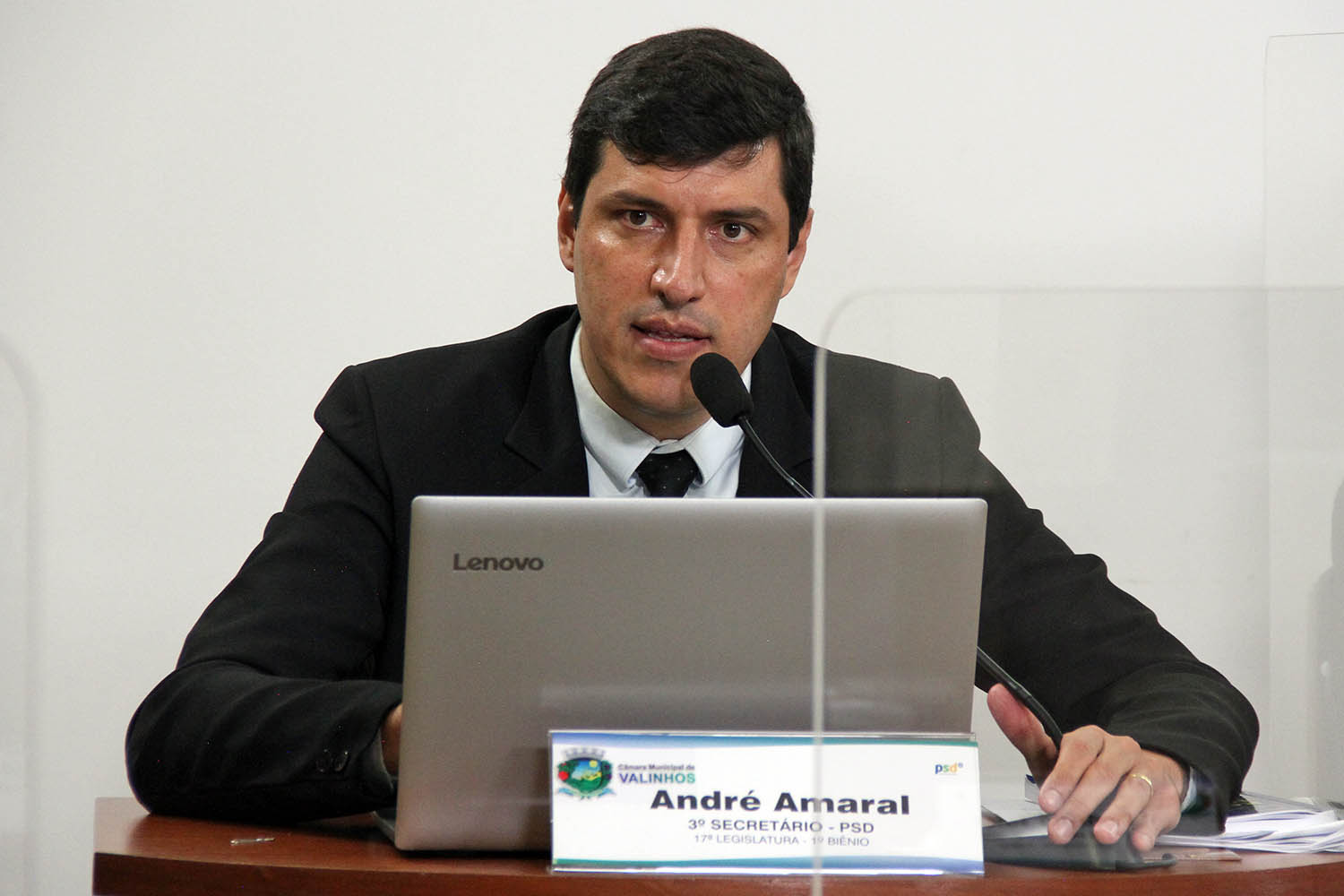 #PraCegoVer: Foto mostra o vereador André Amaral discursando durante a sessão ordinária. Em sua mesa, há um notebook aberto.