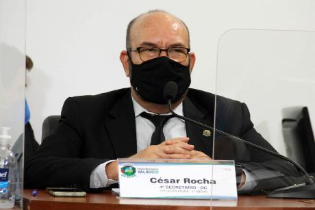 #PraCegoVer: Foto mostra o vereador César Rocha sentado em seu lugar no plenário, acompanhando a sessão.