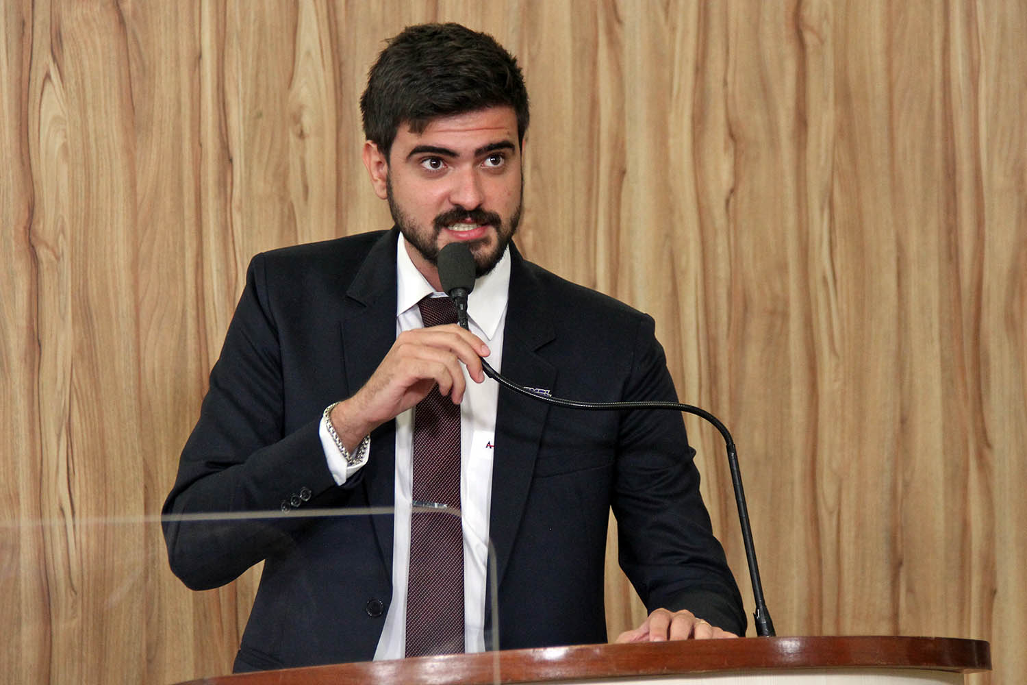 #PraCegoVer: Foto mostra o vereador Gabriel Bueno discursando na tribuna da Câmara.