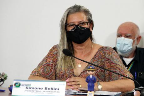 #PraCegoVer: Foto mostra a vereadora Simone Bellini sentada em seu lugar no plenário durante a sessão ordinária.