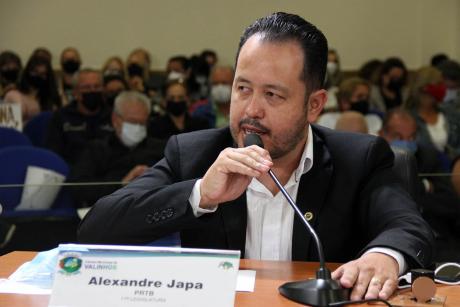 #PraCegoVer: Foto mostra o vereador Alexandre Japa discursando durante a sessão ordinária.