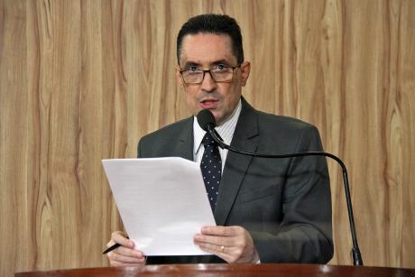 #PraCegoVer: Foto mostra o vereador Fábio Damasceno discursando na tribuna da Câmara. Ele segura um documento.