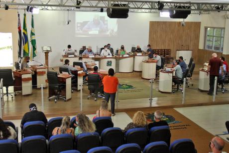 #PraCegoVer: Foto mostra o plenário visto de cima, com os vereadores sentados em seus lugares. Também é possível ver parte do público que acompanha a sessão.